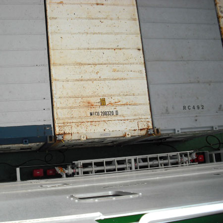 荷崩れを起こさないように、隙間なく積みます