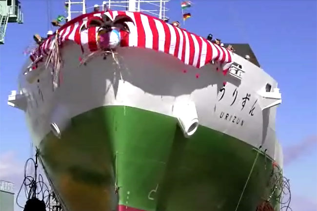 くす玉が割れます